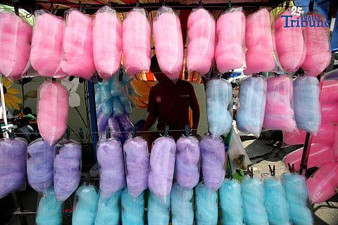 (December 01 2025)  A vendor arranges his own colourful cotton candy at the street in Cainta Rizal, on Monday December 1 2025. Photo/Analy Labor
