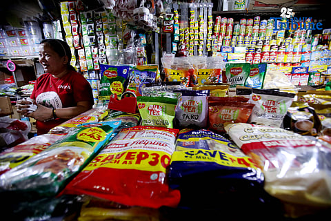 A market vendor assists shoppers buying Noche Buena ingredients at Commonwealth Market in Quezon City on Thursday, 4 December 2025. Vendors estimate that a complete Noche Buena set for a family of four now costs at least ₱800, even as Malacañang maintains that ₱500 is enough for a holiday meal, citing figures from the Department of Trade and Industry