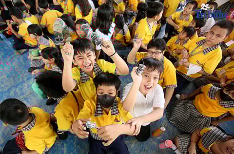ECOWASTE Coalition, together with health professionals, government agencies, and environmental advocates, led the Iwas Paputok campaign at Pinyahan Elementary School to promote a safe, healthy, and non-polluting celebration, especially among children. The activity also encouraged children to avoid firecrackers and instead create and use alternative noisemakers that are safe and environmentally friendly.