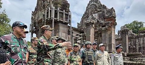 NAKAPWESTO ang mga militar sa border ng Thailand at Cambodia, kung saan nagaganap ang sagupaan. Marami na ang mga napilitang lumikas habang may gulo. Ayon sa DMW, marami ring mga Pilipino ang nanghihingi ng tulong sa pag-uwi sa Pilipinas.