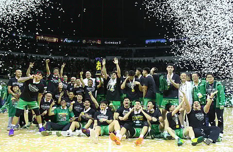 THE triumphant La Salle Green Archers celebrate their 80-72 win over UP in Game 3 to capture the UAAP Season 88 men’s basketball title on Wednesday at the Smart Araneta Coliseum. 