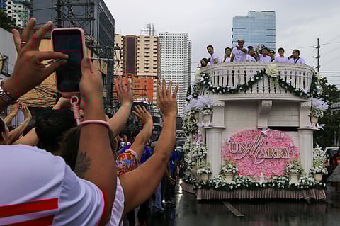 STARRY, starry day Crowds gather to support their favorite celebrities in the 51st Manila Film Festival’s Parade of the Stars that traversed Makati and Pasay cities on 19 December. Among this year’s MMFF eight films are socially grounded stories including ‘Unmarry,’ a story about a couple dealing with their marriage’s dissolution or annulment. 