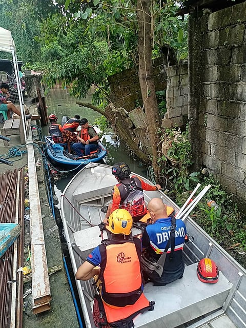 ON their toes Waterway watchers of the Cainta municipal government take note of riverbank encroachments for immediate dismantling.