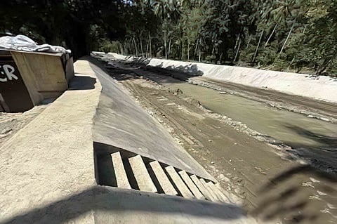 IPINAPAKITA sa larawan ang bahagi ng konkretong revetment na itinayo ng St. Timothy Construction Corp. sa Culaman, Jose Abad Santos, Davao Occidental. Ang P96.4-milyong flood control project ay iniulat na hindi umano natapos.