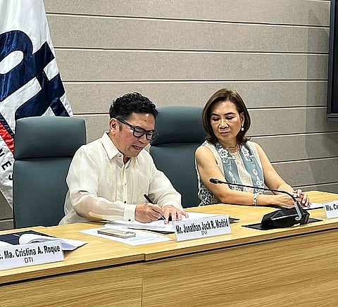 photograph by raffy ayeng for daily tribune
IN its official report, the IT and Business Process Association Philippines stated that the industry is on track to reach 1.9 million jobs and $40 billion in export revenues, adding approximately 80,000 jobs and $2 billion in revenue by 2025. Photo shows IBPAP president and CEO, Jack Madrid and Celeste Ilagan, IBPAP chief operating officer.