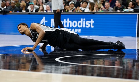 VICTOR Wembanyama crashes with a knee injury that prompted him to miss their home game against the Portland Trail Blazers on Sunday (Manila time).