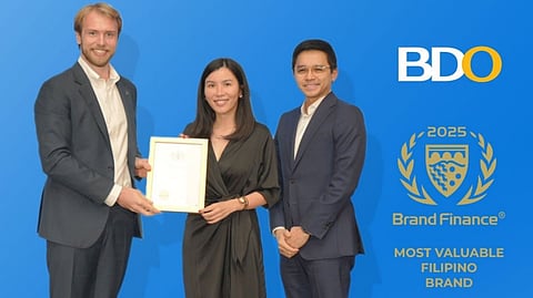 BDO is Phl’s Most Valuable Brand Alex Haigh, managing director of Brand Finance Asia Pacific, presents the certificate of recognition to Lorah L. Sy, BDO Singapore’s senior vice president and chief executive, as Karis S. Napa, BDO Singapore’s senior vice president for Commercial Banking, joins on stage. 