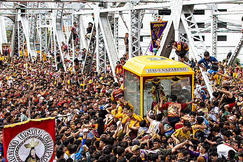TINATAYANG mahigit 600,000 debotong Katoliko ang pumuno sa mga lansangan ng Maynila bandang hapon ng Biyernes para sa prusisyon ng andas ng Poong Hesus Nazareno sa Traslacion noong 9 Enero.