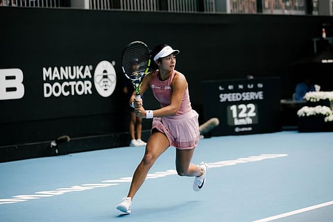ALEX Eala smashes her way to a 6-3, 6-2 win over Poland’s Magda Linette on Friday to make the Auckland Open semifinals.