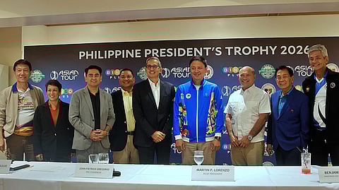 PSC chairman Patrick ‘Pato’ Gregorio (fourth from right) leads the unveiling of the Philippine President’s Cup that will be held from 5 to 8 February at the Wack Wack Golf and Country Club. Also shown are NGAP president Martin Lorenzo (third from right), Wack Wack president Benjamin Abalos (second from right), NGAP treasurer Al Panlilio (center), NGAP secretary general Bones Floro (fourth from left), BingoPlus president Jasper Tanhueco (third from left), NGAP vice president Leana Carmona (second from left), and PSC commissioners Matthew ‘Fritz’ Gaston (right) and Edward Hayco. 