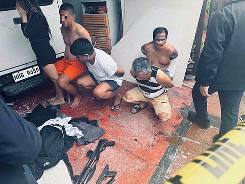 Pitong kawatan ang nahuli kagad ng kapulisan pagkatapos magnakaw sa isang grocery store sa Barangay Dampulan ng bayan ng Jaen, Nueva Ecija nitong lunes.