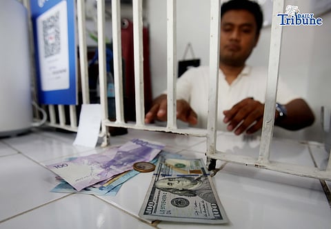 (January 15 2026) A man took advantage of the high dollar rate to exchange his dollar at the money changer in Quezon City on Thursday January 15 2026. The peso closed at P59.44 against the US dollar at the end of trading on Wednesday. Photo/Analy Labor