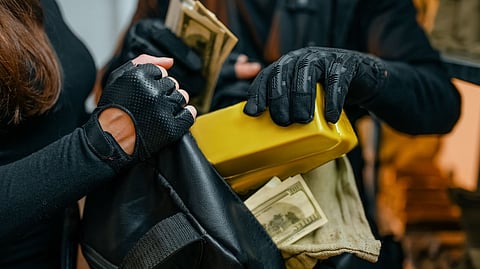 NINAKAW ng hindi bababa sa limang suspek ang pera at alahas ng negosyante sa isang "akyat-bahay" operation.