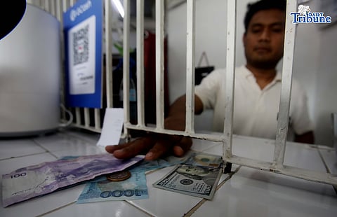 (January 15 2026) A man took advantage of the high dollar rate to exchange his dollar at the money changer in Quezon City on Thursday January 15 2026. The peso closed at P59.44 against the US dollar at the end of trading on Wednesday. Photo/Analy Labor