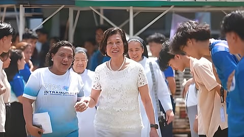 FOUNDER Loida Nicolas Lewis (center) is welcomed by The Lewis College students during her visit to celebrate its 25th anniversary last year. 