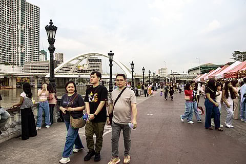 FAMILIES flock the Pasig River Esplanade in Manila during the holidays. First Lady Liza Araneta-Marcos recently announced that it will once again be open to the public in the next 10 days.