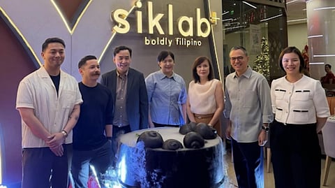 SOFRONIO Vasquez, ‘The Voice’ grand champion; chef Josh Boutwood, The Bistro Group corporate chef; Perkin So, SAVP for Mall Operations at SM MOA; Guia Abuel, chief operating officer, The Bistro Group; Debbie Chung, Board of Director, Inoza Business Holdings Inc.; Jean Paul Manuud, president, The Bistro Group; and Patricia Lim, Board of Director, Inoza Business Holdings Inc.