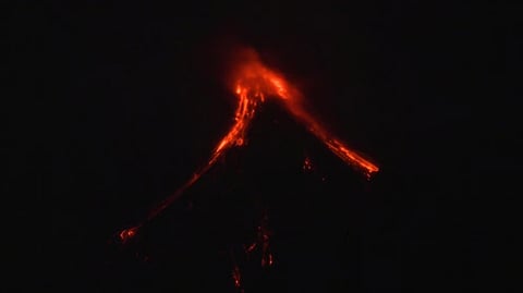 NANANATILI sa Alert Level 3 ang Mayon Volcano matapos maitala ang daan-daang rockfall at pyroclastic density currents, ayon sa Phivolcs.