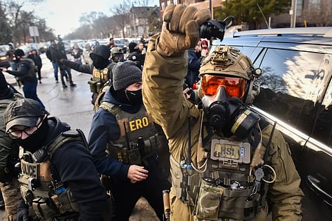 MGA federal agents, kabilang ang ICE at US Border Patrol, nakatayo sa Portland Avenue, Minneapolis, matapos barilin at patayin ang isang babae noong 7 Enero 2026.