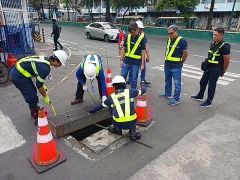 Maynilad President and CEO Ramoncito S. Fernandez (second from right)
and Central NRW Head Engr. Ryan B. Jamora (third from right) observe a “Walk the Line”
deployment in Manila, demonstrating top management’s active support for field-level operations
and NRW reduction efforts.