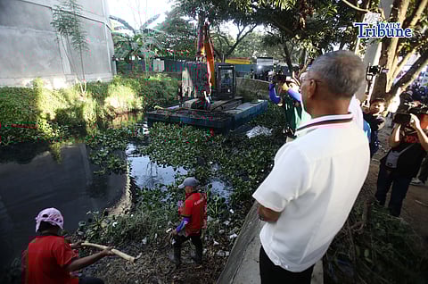 (January 22 2026) MMDA General Manager Usec. Nicolas Torre III with Valenzuela Mayor Wes Gatchalian personally oversee the removing of water hyacinth, garbage and silt to help mitigate flooding at the conducted  Bayanihan sa Estero at the Kalabingkoho River in Barangay Malanday, Valenzuela City. Photo/Analy Labor
