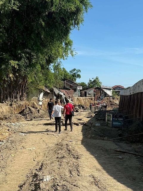 The controversial flood control project at Barangay Candating in the town of Arayat collapsed again earlier today, affecting 16 houses in the process. 