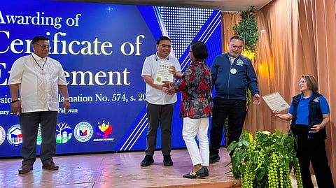 Aliling moves 4PH forward Department of Human Settlements and Urban Development Secretary Jose Ramon Aliling (second from left) leads the awarding of Certificates of Entitlement to the first batch of beneficiaries from the municipality of Narra, Palawan, under President Ferdinand R. Marcos Jr.’s flagship Expanded Pambansang Pabahay para sa Pilipino (4PH) Program.