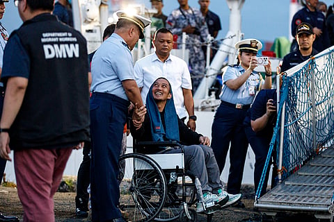 Filipino shipwreck survivors arrive in Manila