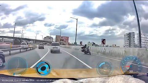 In a dashcam video submitted to Motochismis dated 25 January, a Skyway patrol man seen riding on the opposite lane.