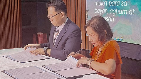 VILLAR Foundation managing director and former senator Cynthia Villar and ASEZWAO representative and WMSCG Pastor Peter Minho Koo sign the memorandum of understanding for protecting the Las Piñas-Parañaque Wetland Park on 28 January 2026.