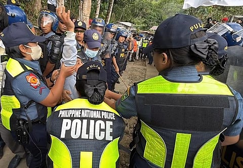 Mining protesters pacified by Nueva Vizcaya police at barricade