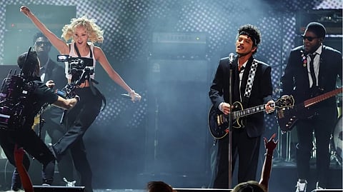 ROSÉ and Bruno Mars kicked off the 2026 Grammys with an electrifying performance of their hit track ‘APT.’