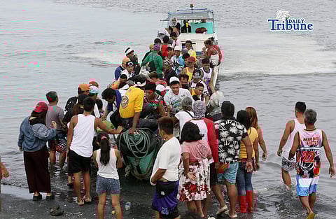(February 06 2026) A small fishing boat loaded of fishermen from a larger fishing vessel arrive at the shore carrying their share fish put in a plastic bag and sell to vendors in a lower prices, at the port in Navotas City on Friday February 6 2026,  A study by the marine protection group Oceana says the Philippines loses 45 million kilograms of fish each year. The report highlights a 13-year decline in the nation’s fisheries, with total losses of 591,136 metric tons since 2010 due to weak law enforcement and poor governance, leading to generational poverty. In 2023, more than 353,000 fisherfolk families fell below the poverty line, including over 93,000 classified as food-poor or unable to afford even the most basic food requirements. Photo/Analy Labor