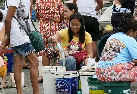 (February 06 2026) Fish vendor saw arrangements of her few fish to buy from the fishermen at the port in Navotas City  on Friday February 6 2026, they brought to the market to resell the fish at a slightly high price. A study by the marine protection group Oceana says the Philippines loses 45 million kilograms of fish each year. The report highlights a 13-year decline in the nation’s fisheries, with total losses of 591,136 metric tons since 2010 due to weak law enforcement and poor governance, leading to generational poverty. In 2023, more than 353,000 fisherfolk families fell below the poverty line, including over 93,000 classified as food-poor or unable to afford even the most basic food requirements. Photo/Analy Labor
