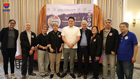 Department of Social Welfare and Development secretary Rex Gatchalian posing for a photo opportunity together with members of the Kapihan ng Samahang Plaridel on Friday