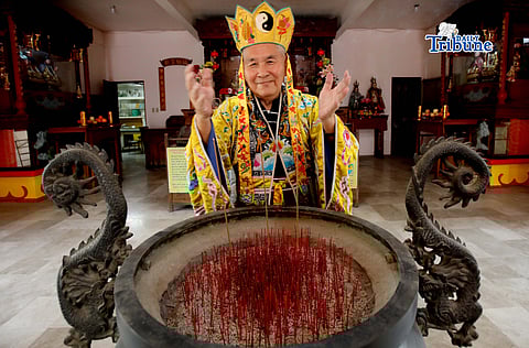 (February 10 2026)  Sheng Lian Temple Rev. Father Wong Sheng Tian offered prayers and burned incense on Tuesday February 10 2026, which are considered an offering to deities, Buddhas, and their ancestors. The aromatic smoke symbolizes rising prayers and devotion, reaching the spiritual realm and carrying one’s wishes and gratitude in connection with the celebration of the upcoming Chinese New Year of the”Horse. Photo/Analy Labor