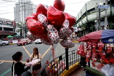 (February 14 2026) Motorists stop to buy Valentine's Day gift along Tomas Morato in Quezon City, on Saturday February 14 2026. Photo/Analy Labor