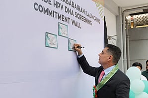 MARCO Valencia Sanchez, Roche Diagnostics country manager, sign the pledge of commitment and unity to advance HPV screening, timely treatment and cervical cancer prevention in Navotas City.
