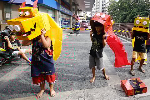 Street performers in Ongpin