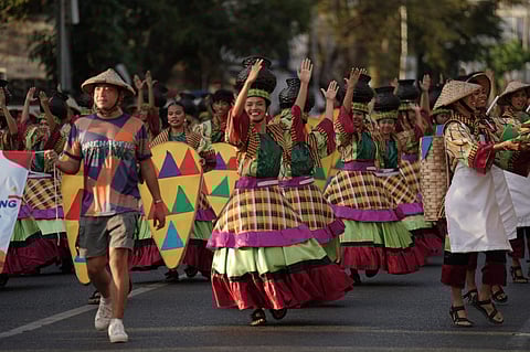 NAGDAGDAG ng kulay at sayaw sa 176th founding anniversary ng La Union ang 20 contingents mula sa 19 bayan at 1 lungsod.