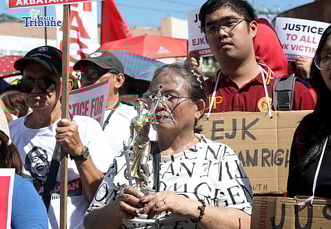 Members of Akbayan Partylist, Simbahan at Komunidad Laban sa Katiwalian (SIKLAB), and families of EJK victims gather at Boy Scout Circle in Quezon City on Monday, 23 February 2026, holding placards demanding justice and full accountability amid the International Criminal Court’s confirmation of charges hearing against former President Rodrigo Duterte over alleged crimes against humanity linked to the government’s anti-drug campaign.