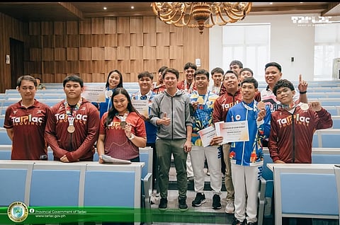 SI Tarlac Governor Christian Yap (gitna, naka-gray na jacket) kasama ang mga atletang nagkamit ng medalya para sa lalawigan sa 2025 SEA Games at Batang Pinoy sa ginanap na recognition ceremony sa Tarlac Provincial Capitol, 26 Pebrero.
