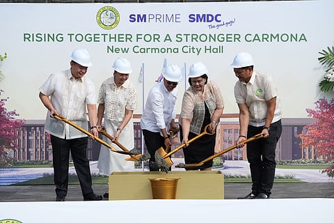 JESSEL Kabigting, SVP and head of Estate Management and Development, SM Prime; Susan Nicdao, VP and head of the Nature segment, SMDC; Congressman Atty. Roy M. Loyola; Mayor Dahlia Loyola; and Vice Mayor Cesar Ines Jr.