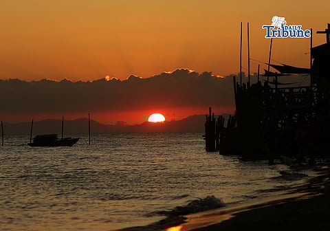 
(February 28 2026) A vibrant sunset paints the sky in hues of orange and gold along the shoreline of Arevalo in Iloilo City on February 28, 2026. Silhouettes of the kids enjoy swimming and strolling residents create a tranquil scene against the fading light. The Philippine Atmospheric, Geophysical and Astronomical Services Administration (PAGASA) said the northeast monsoon, locally known as “amihan,” may gradually weaken in the coming days, paving the way for warmer temperatures across most parts of the country. Photo/Analy Labor
