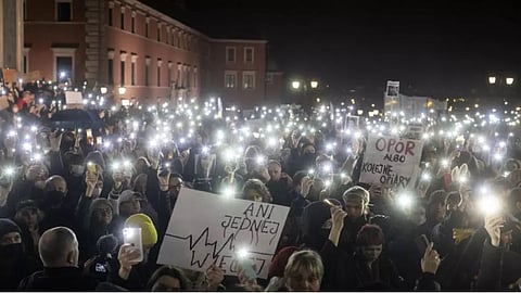 Polish doctors face ruling over death of woman after abortion delayed