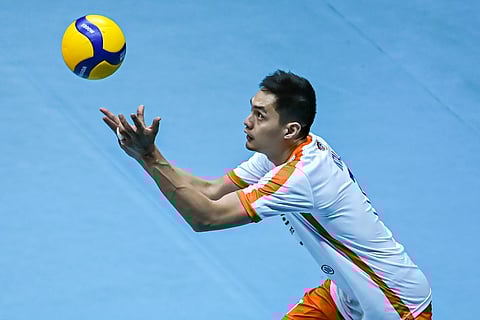 Rex Intal lends a hand in Criss Cross’ 22-25, 25-10, 25-13, 25-15 win over 3B in their Spikers’ Turf encounter Friday.