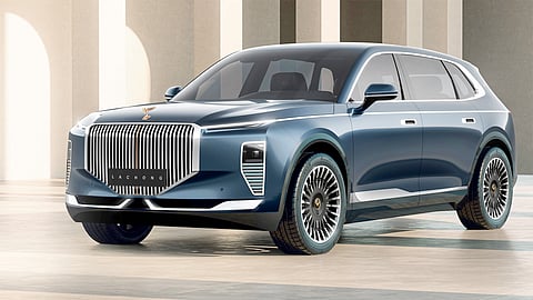 FRONT view of the VinFast Lac Hong 800S shows the vertical bamboo-inspired grille and wing-shaped emblem that define the brand’s ultra luxury design.