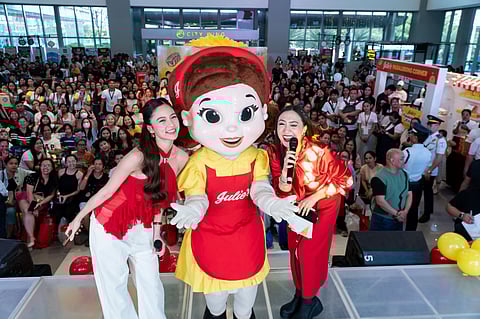 Kim Chiu (left) together with Julie’s Bakeshop mascot in Cebu.