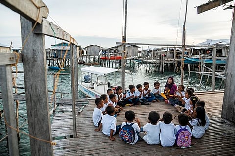 An AKAP Learning Facilitator leads a song to students at Siapas Learning School in Tawi-Tawi. (Courtesy: Shituma Tajrin | Brac International 