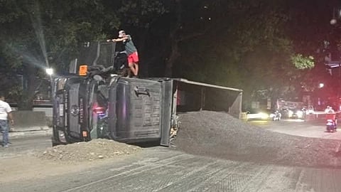 Dump truck crash partially closes Eastbank Road Floodway in Pasig